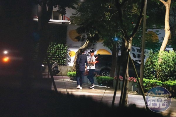 00:13酒局結束後，王柏傑丟下女友，與汪小菲散步回汪小菲的豪宅，一路上聊個沒完。