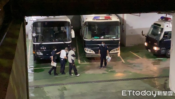 ▲▼台北男趁岳母睡著「亂刀砍殺」！火速羈押　拄拐杖上囚車…。（圖／記者游宗樺攝）