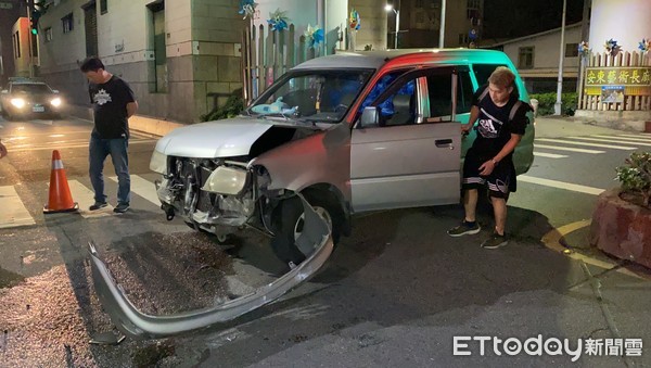 ▲▼警車為追趕可疑車輛，不慎在市民大道、安東街路口與民車碰撞。（圖／記者游宗樺攝）