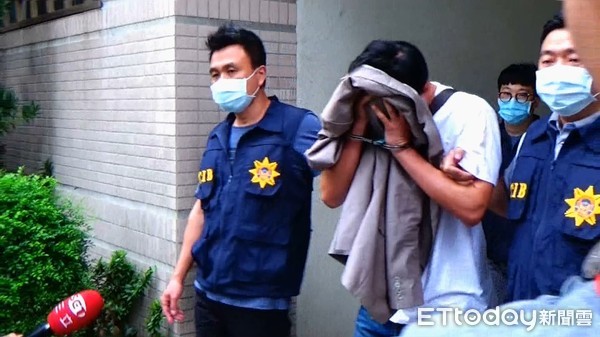 ▲刑事局幹員逮捕涉案的華碩電腦公司採購主管張男、陳女情侶檔。（圖／記者張君豪翻攝）