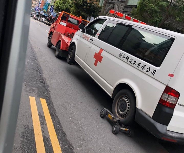 ▲▼救護車被拖吊。（圖／翻攝爆廢公社）