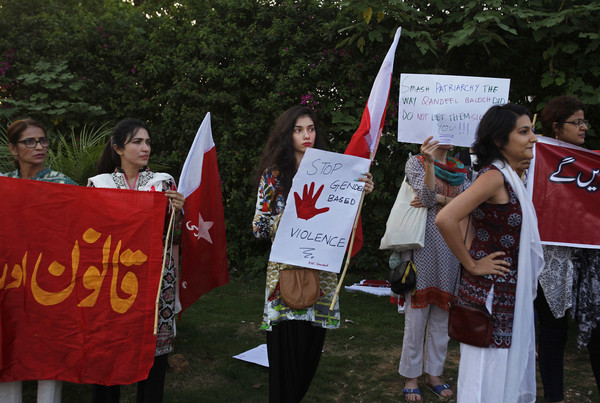 ▲巴基斯坦人民工人黨（Awami Workers Party）2016年走上首都伊斯蘭馬巴德街頭，抗議女權運動家巴洛奇（Qandeel Baloch）遭遇的榮譽謀殺（honor killing）。（圖／達志影像／美聯社）