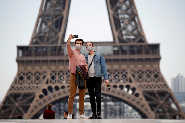 ▲▼2020/05/16，法國逐漸解封，2名戴口罩的遊客在巴黎艾菲爾鐵塔前合照,巴黎鐵塔。（圖／路透）