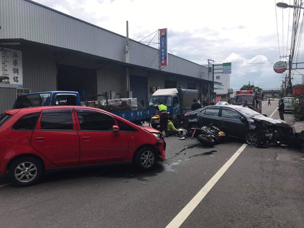 ▲彰化秀水鄉番花路下午發生連環撞車禍。（圖／記者唐詠絮翻攝）