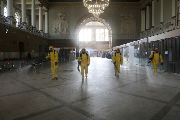 ▲▼俄羅斯聯邦緊急情況部（Emergencies Ministry）職員，在莫斯科火車站進行消毒。（圖／路透）