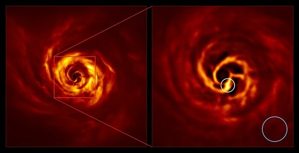▲圖像（左）的紅色正方形顯示了禦夫座周圍的光盤，圖像（右）是區域的放大版本，白色框框圈出，非常明亮的黃色「扭曲點」，科學家認為這是行星形成的地點。（圖／取自歐洲南天天文台官網）