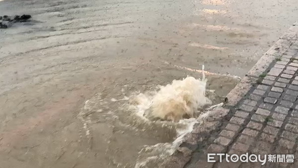 ▲▼21日傍晚梅雨鋒面大雨，讓宜蘭市路旁現噴泉且路面積水，人車陸上行舟宜警忙交管防意外。（圖／記者游芳男翻攝，下同）