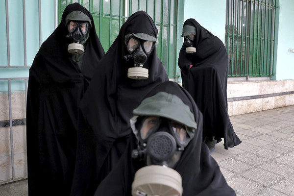 ▲伊朗是中東地區疫情最嚴重的國家，圖為一些 婦女出門時，不但身穿防護衣，還戴著防毒面具！ （圖／達志影像／美聯社）  