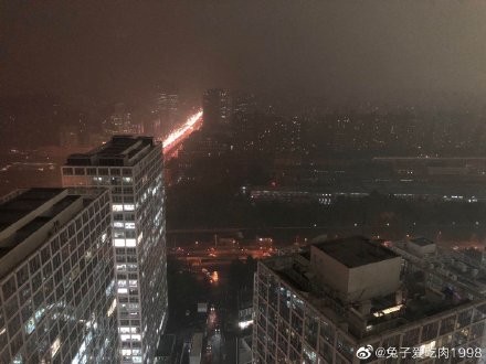 北京突下暴雨冰雹 白天竟變成黑夜 市民驚呼 一抬頭以為淩晨4點 Ettoday大陸新聞 Ettoday新聞雲