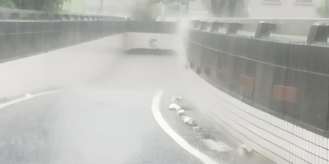 豪雨狂灌 楠梓地下道慘遭淹沒回家捷徑被封 上班族崩潰 老天行行好啊 Ettoday社會新聞 Ettoday新聞雲