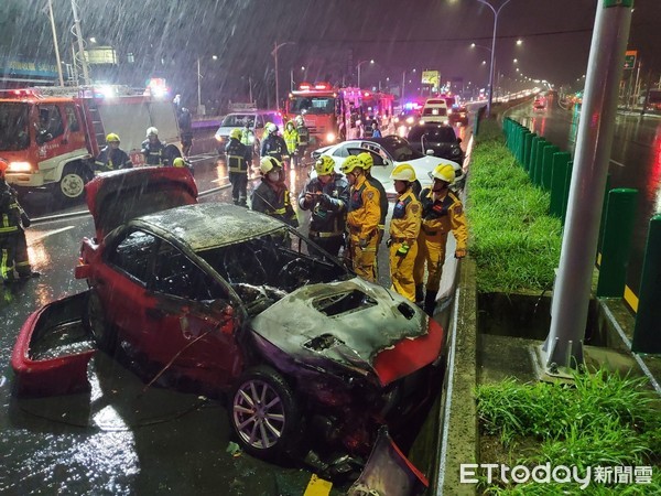 ▲▼快訊／台中深夜3車追撞…起火！男駕駛困住成焦屍慘死。（圖／記者李忠憲翻攝）