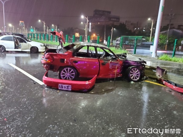 ▲▼快訊／台中深夜3車追撞…起火！男駕駛困住成焦屍慘死。（圖／記者李忠憲翻攝）