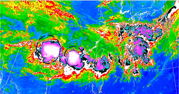 ▲▼今(22日)晨4時紅外線雲圖(圖)顯示，華南有2個對流雲系(黑圈)發展，其高層砧狀冷雲(≦-52度)覆蓋的面積已符合「中尺度對流複合體」(MCC)的定義；代表「滯留鋒」附近，大氣很不穩定，「雷雨胞」不斷激發新的「雷雨胞」及「中尺度對流系統」所形成。。（圖／翻攝「三立準氣象· 老大洩天機」）