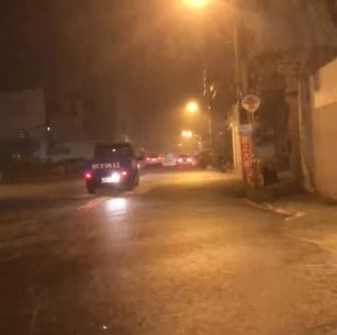 ▲台南市凌晨下起豪雨，安南區有發生積水，幸好很快就退水。（圖／翻攝自臉書台南爆料公社）