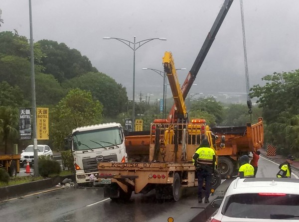 ▲彰化東外環上午發生砂石車撞安全島。（圖／彰化踢爆網提供）