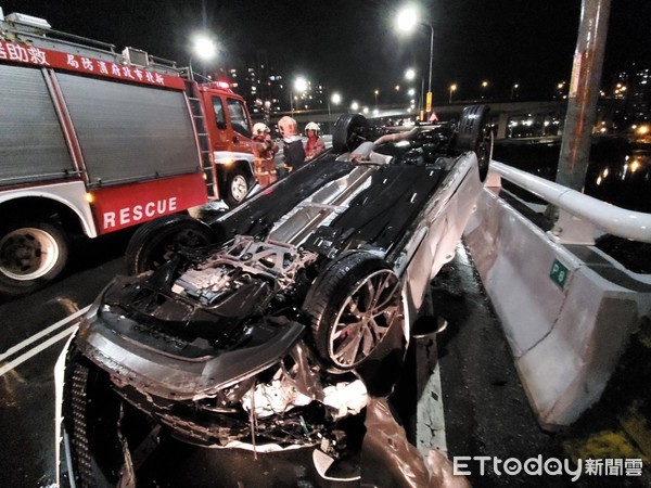 ▲▼白色轎車於暴雨中於成蘆橋失控，連撞護欄、機車後翻覆。（圖／記者陳豐德翻攝）