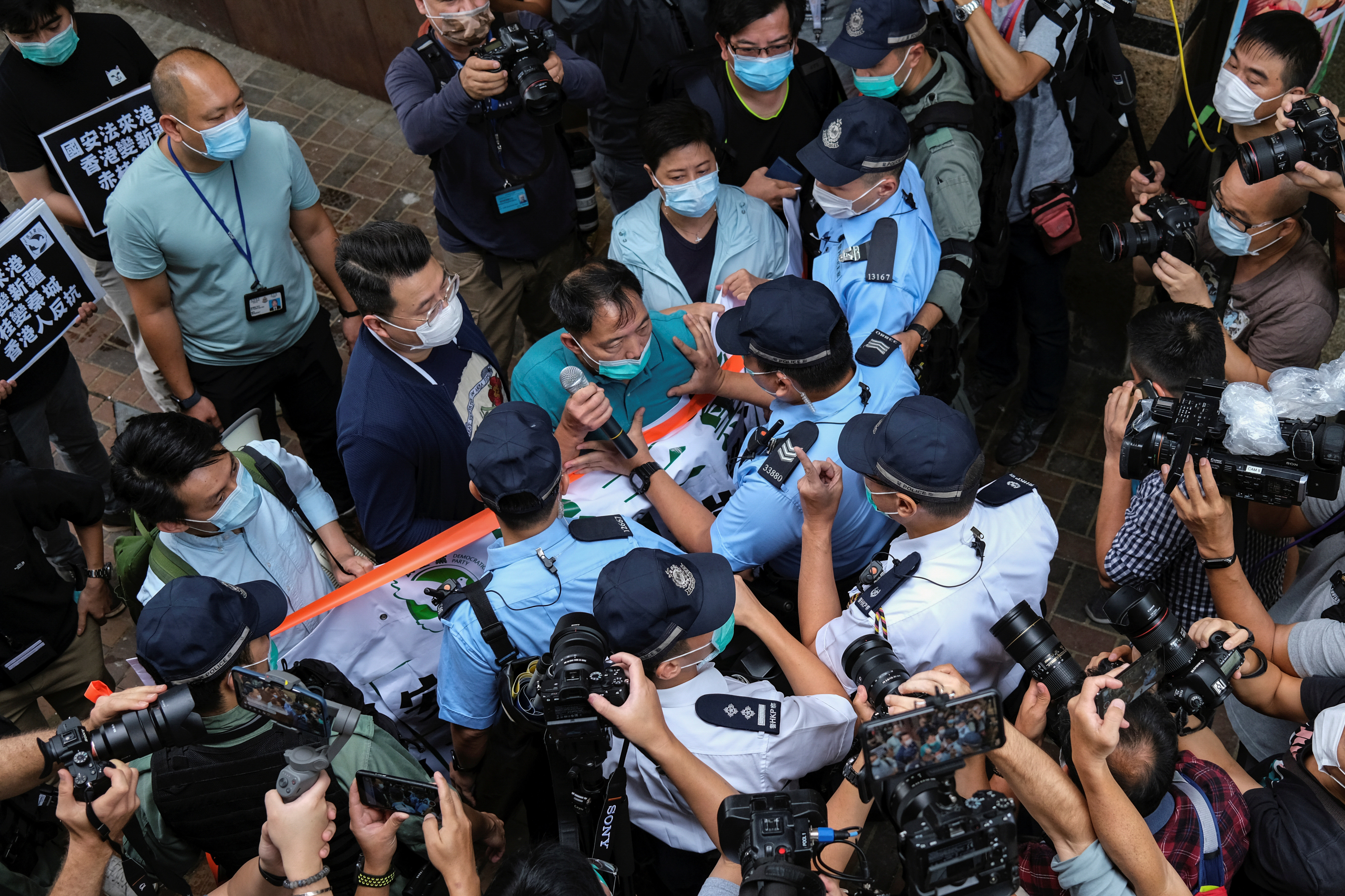 ▲▼香港泛民主派議員反對新國安法，在中聯辦周邊與警方發生衝突。（圖／路透）