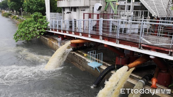 ▲高雄七賢路淹水狀況   。（圖／記者吳奕靖攝）