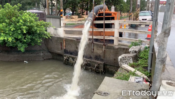 ▲水利署針對雲林縣口湖鄉發布淹水二級警戒，，雲林縣水利處已提前佈設防災，除清空滯洪池外設置多部移動式抽水站戒備。（圖／記者蔡佩旻攝）