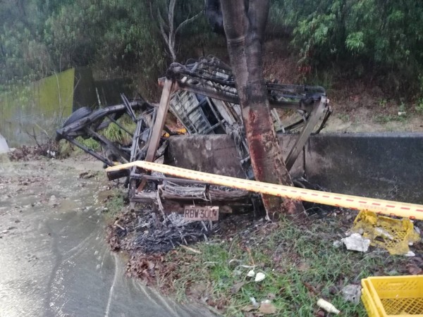 ▲台南凌晨豪雨，山上區發生一輛送羊奶小貨車疑打滑失控自撞起火燃燒，小貨車高姓駕駛來不及逃生，不幸燒成焦屍，小貨車也燒成車身骨架。（圖／讀者提供，下同）