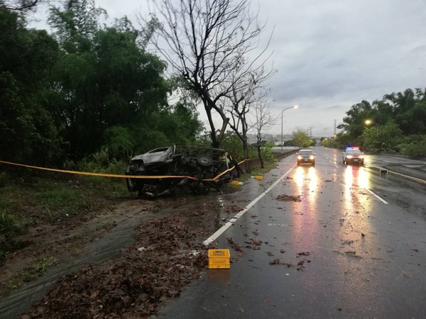 ▲台南凌晨豪雨，山上區發生一輛送羊奶小貨車疑打滑失控自撞起火燃燒，小貨車高姓駕駛來不及逃生，不幸燒成焦屍，小貨車也燒成車身骨架。（圖／讀者提供，下同）