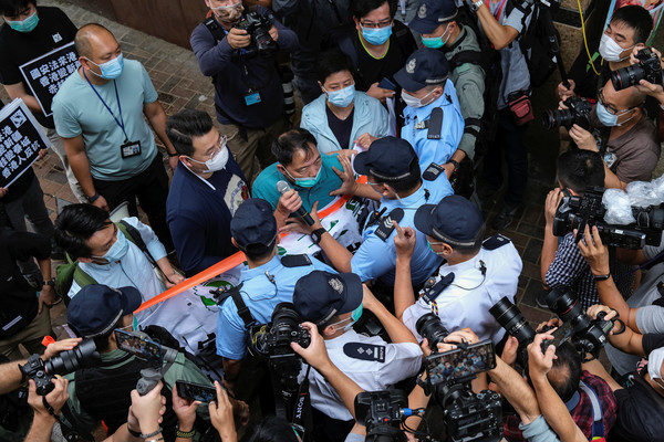 ▲香港泛民主派議員反對新國安法，在中聯辦周邊與警方發生衝突。（圖／路透）