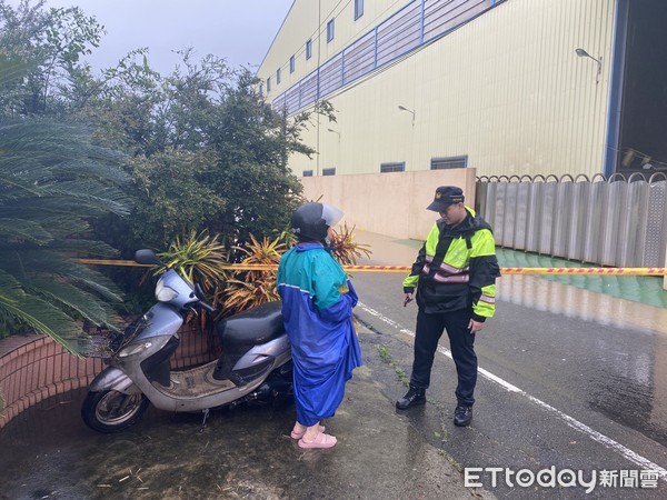 ▲高雄大寮「積水蓋過農田」...女騎士衝進跌落！車身慘遭淹沒　僅露出把手。（圖／記者黃子倩翻攝）