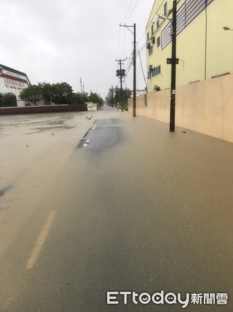 ▲高雄大寮「積水蓋過農田」...女騎士衝進跌落！車身慘遭淹沒　僅露出把手。（圖／記者黃子倩翻攝）