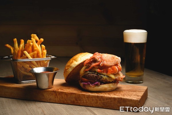 ▲Buttermilk摩登美式餐廳 國際漢堡日推薦：波士頓龍蝦起司牛肉漢堡。（圖／台北中山意舍酒店提供）