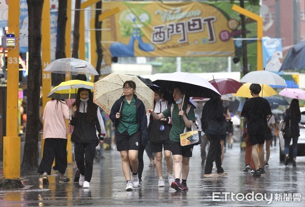 ▲▼梅雨鋒面滯留台灣，為全台各地帶來致災性豪大雨。（圖／記者湯興漢攝）