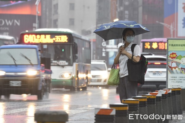 ▲▼梅雨鋒面滯留台灣，為全台各地帶來致災性豪大雨。（圖／記者湯興漢攝）