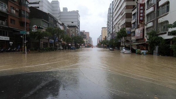 市議員簡煥宗表示，鹽埕區淹大水是因為抽水機故障，無法發揮排水功能。（翻攝自簡煥宗臉書）