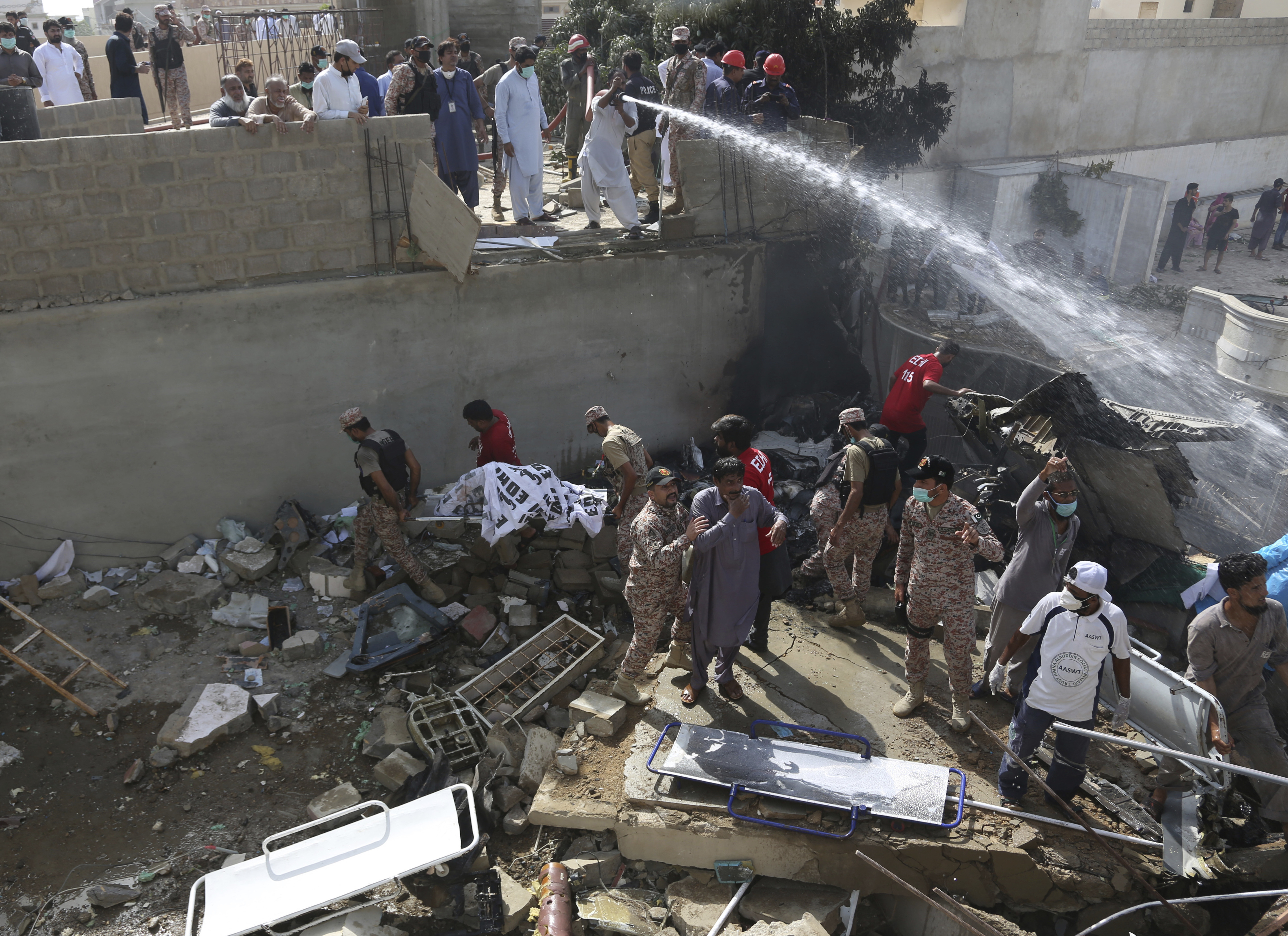 ▲▼巴基斯坦客機墜毀在喀拉蚩機場附近的住宅區。（圖／達志影像／美聯社）