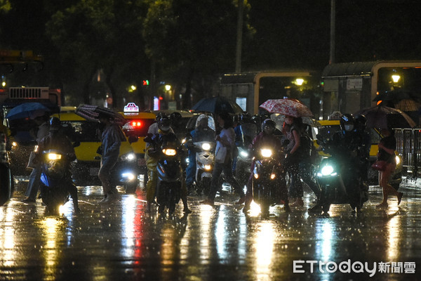 ▲中央氣象局發豪大雨特報，全台強降雨明顯。豪雨,梅雨,豪大雨,下雨,雷雨,大雨特報（圖／記者林敬旻攝）