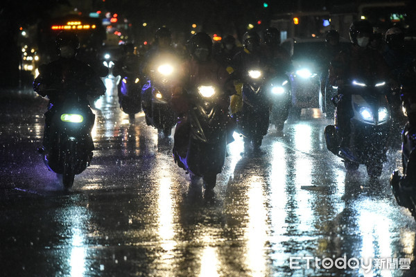 ▲中央氣象局發豪大雨特報，全台強降雨明顯。豪雨,梅雨,豪大雨,下雨,雷雨,大雨特報（圖／記者林敬旻攝）