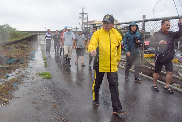 ▲▼屏東縣長潘孟安因應梅雨鋒面來襲，巡視防汛措施。（圖／取自潘孟安臉書）