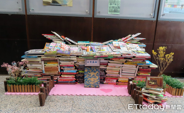 ▲ 新北市圖書館另類書香愛地球 千冊「漂書山」廢棄推車變陪讀椅。（圖／新北市立圖書館提供）