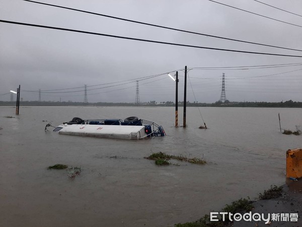 ▲▼貨車翻覆水溝。（圖／記者陳崑福翻攝）