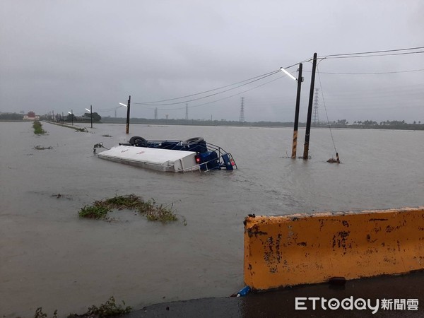 ▲▼貨車翻覆水溝。（圖／記者陳崑福翻攝）