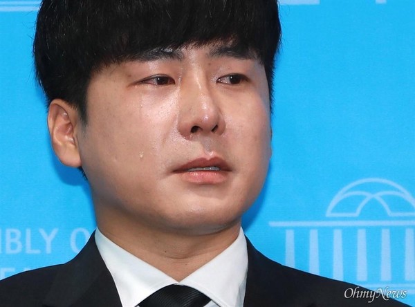 具浩仁在記者會上激動落淚，表示通過「具荷拉法」，是他能給妹妹具荷拉的最後一份禮物。（翻攝自Naver）