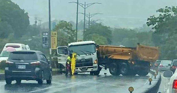 砂石車下坡失速自撞分隔島，霎時車頭、車身斷兩段，幸好駕駛跟乘客只受輕傷，但雙向車流因此回堵好幾公里。（圖／報系資料照）