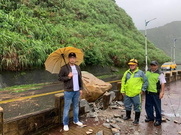 ▲▼ 外木山巨石崩塌。（圖／翻攝張秉鈞議員臉書）