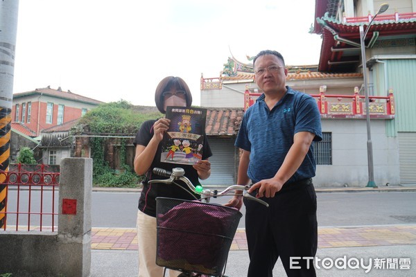 ▲屏東縣里港警分局為長輩單車安裝LED單車燈，長輩反應熱絡稱貼心            。（圖／記者陳崑福翻攝）