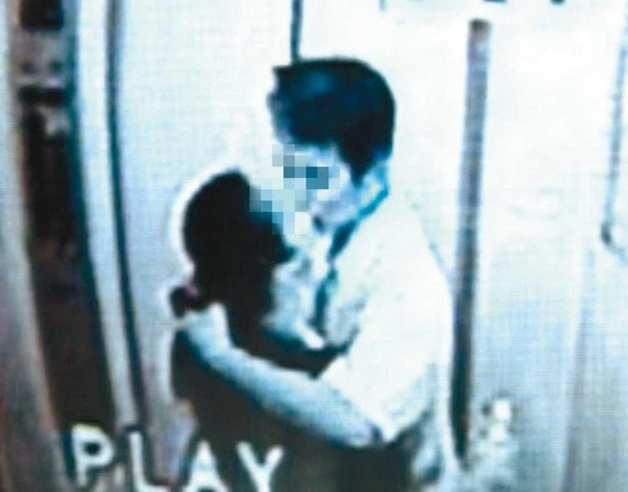 華女赴死前，與許男在電梯內深情擁吻訣別，畫面令人鼻酸。（翻攝自畫面）