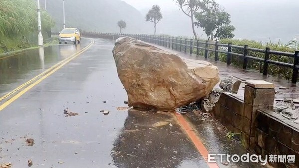 ▲ 基隆外木山5噸巨石崩落撞毀人行道 湖海路搶修恢復正常通行。（圖／記者郭世賢翻攝）