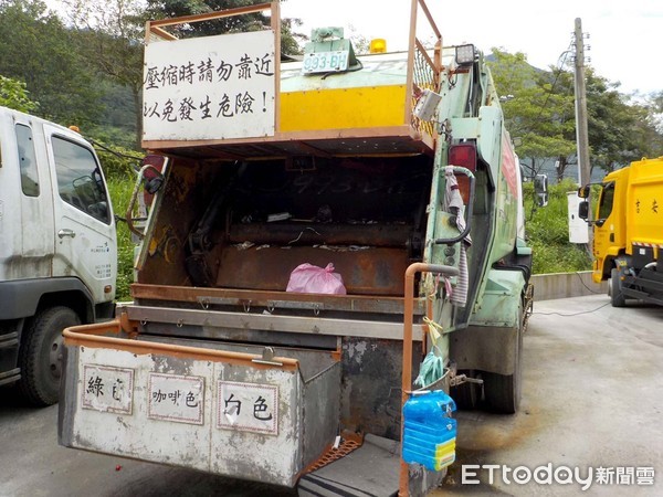 ▲▼花蓮資源回收車上已加掛廢電池回收桶，便利民衆廢電池處理。（圖／花蓮縣政府提供，下同）