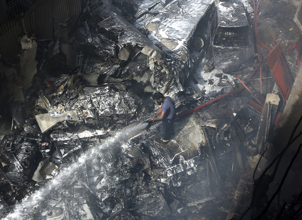 ▲▼巴基斯坦國際航空（PIA）一架空中巴士（Airbus）A320型飛機在南部城市喀拉蚩（Karachi）墜毀。（圖／達志影像／美聯社）