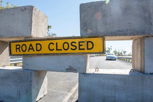 ▲▼昆士蘭和新南威爾斯之間的鄉間小路因防疫而封閉。（圖／取自澳洲廣播公司網站）