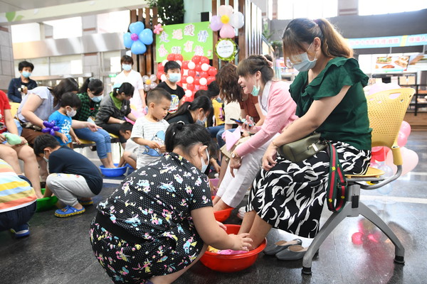 ▲台中醫院舉辦小孩幫媽媽洗腳活動，表達感謝和防疫辛勞。（圖／台中醫院提供）