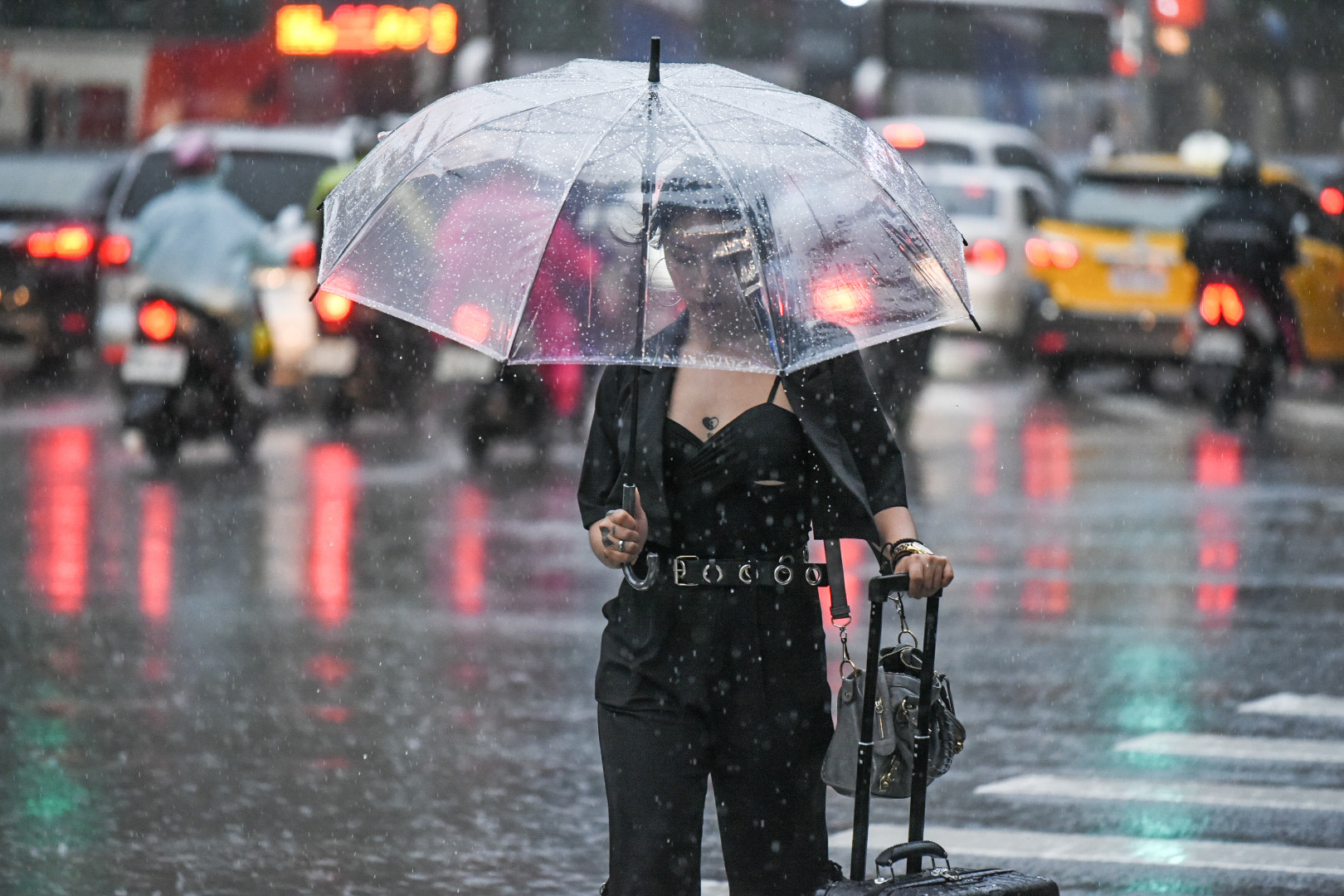 ▲中央氣象局發豪大雨特報，全台強降雨明顯。豪雨,梅雨,豪大雨,下雨,雷雨,大雨特報（圖／記者林敬旻攝）